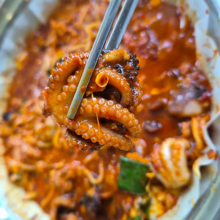 A cheesy bite of jjuchipa stretching