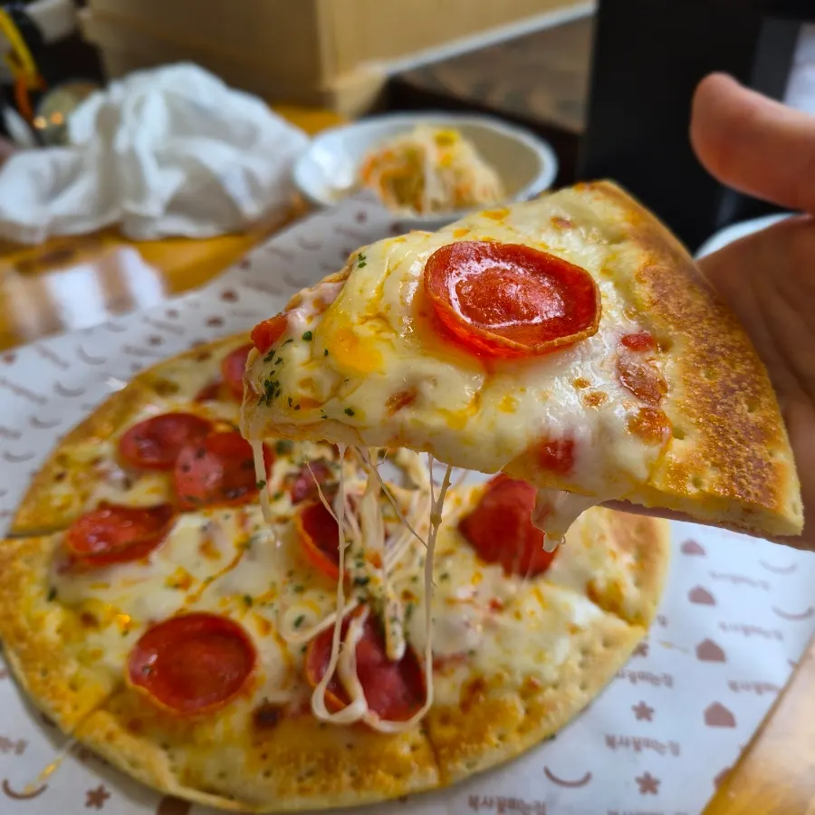 Wood-fired pepperoni pizza at Boksakkot Pineun Jip