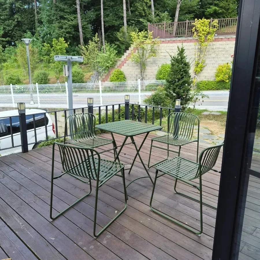 Separate space for enjoying drinks after the meal