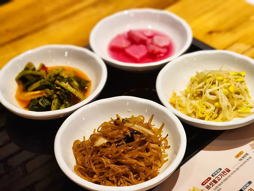 열무김치와 잡채 등 기본 반찬 한 상