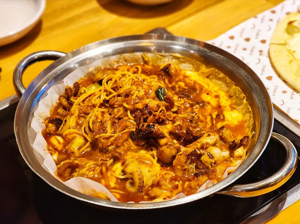 매콤한 직화 쭈꾸미와 치즈 한 접시