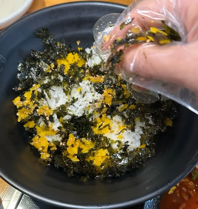 Hand-rolled round rice balls