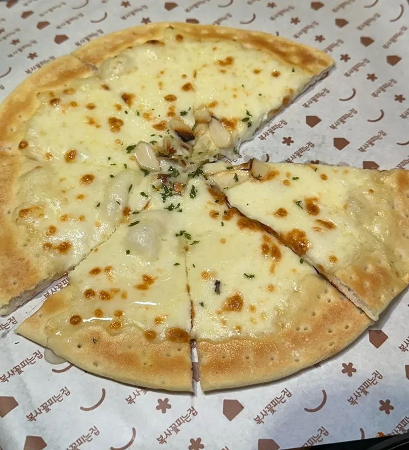 Gorgonzola pizza included in the set