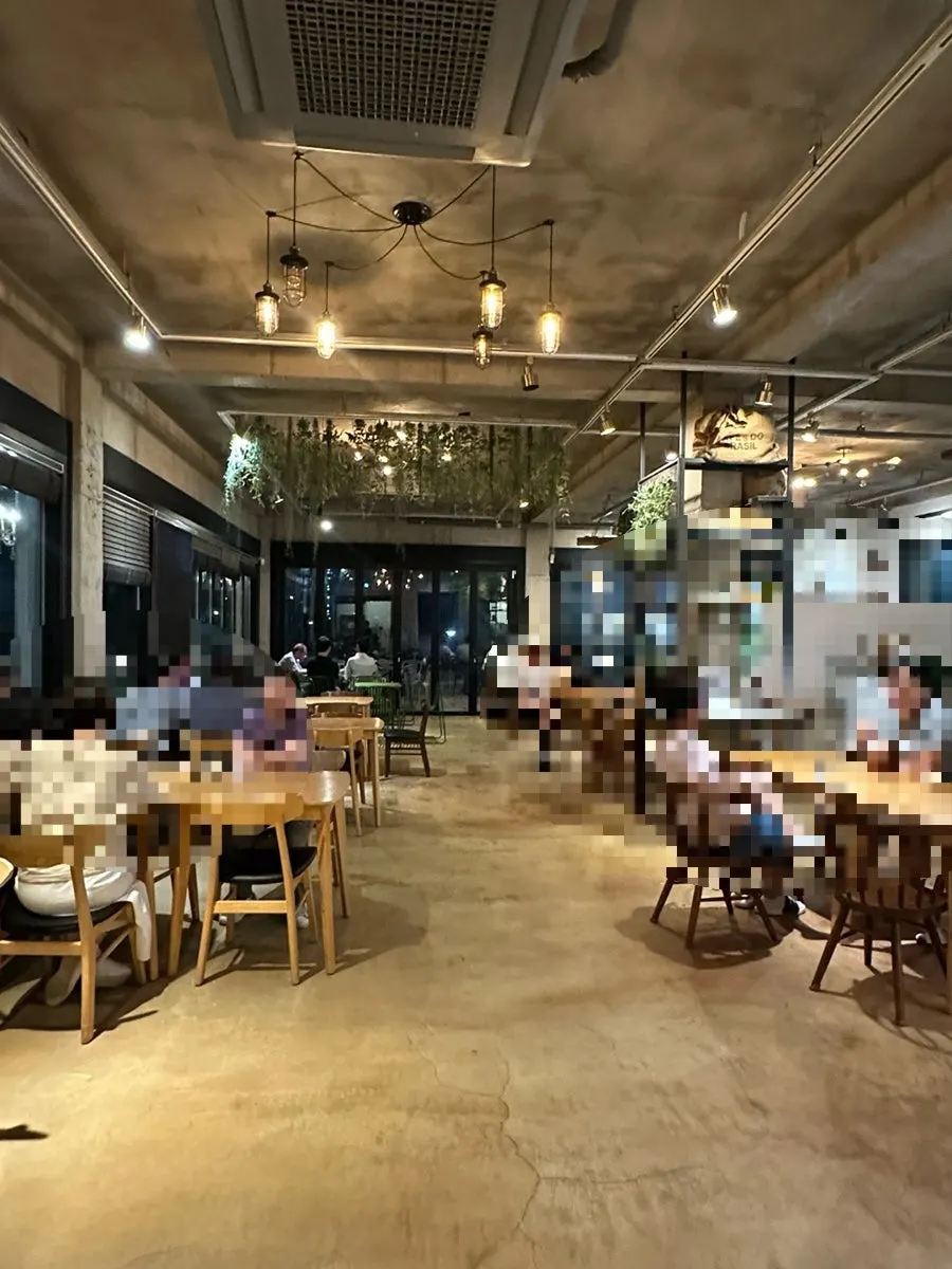 Seats with a night view where families can relax with kids