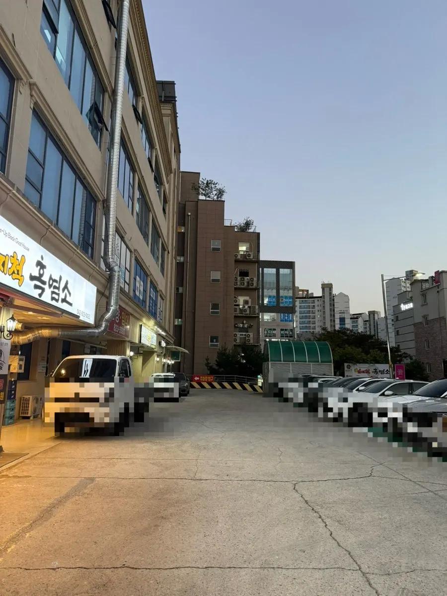 골목 안쪽 송림복장어 건물과 주차장 진입로
