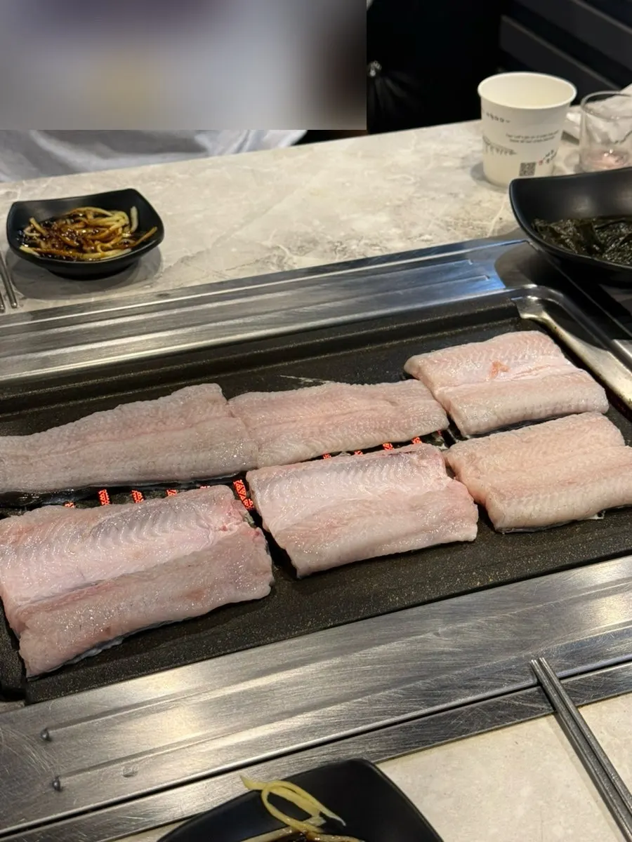 잔에 따른 복분자주