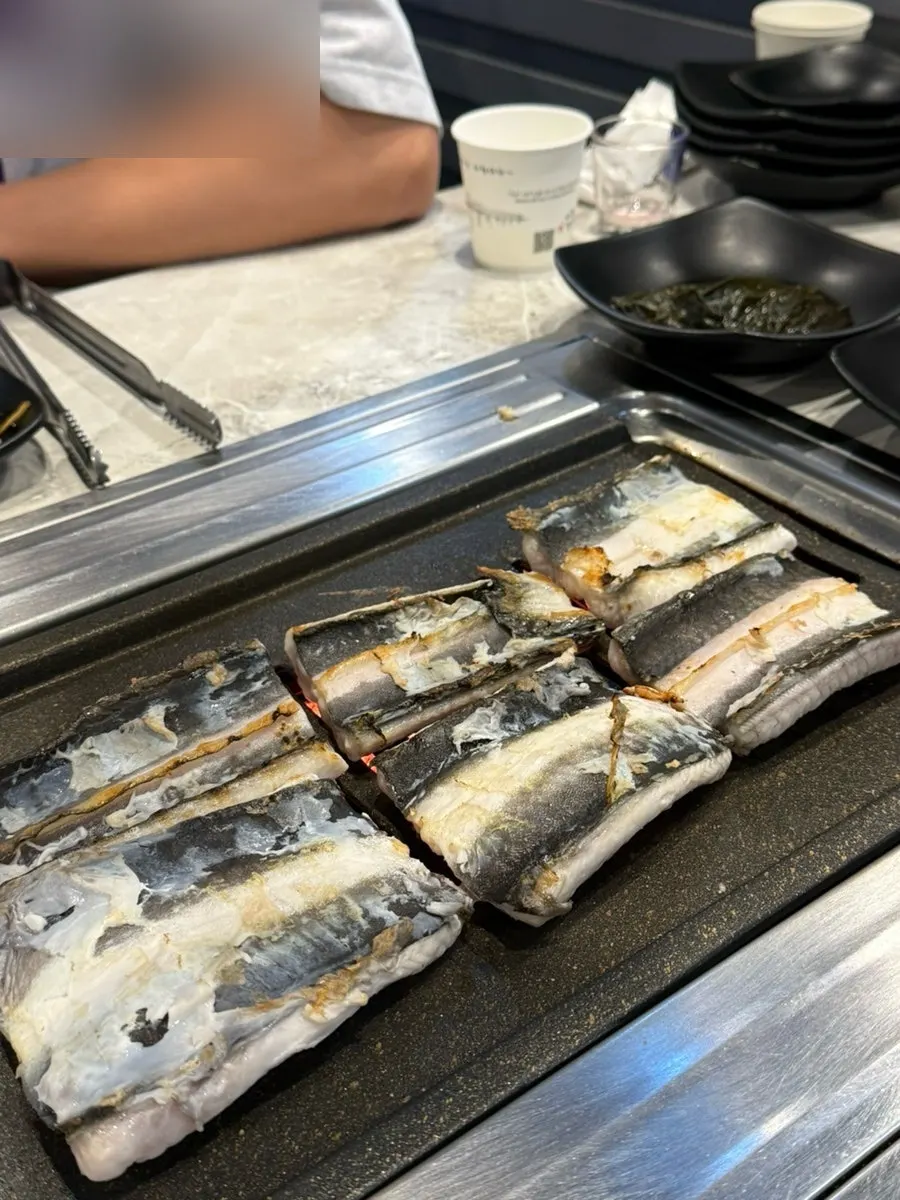 껍질을 아래로 두고 불판에 올린 민물장어