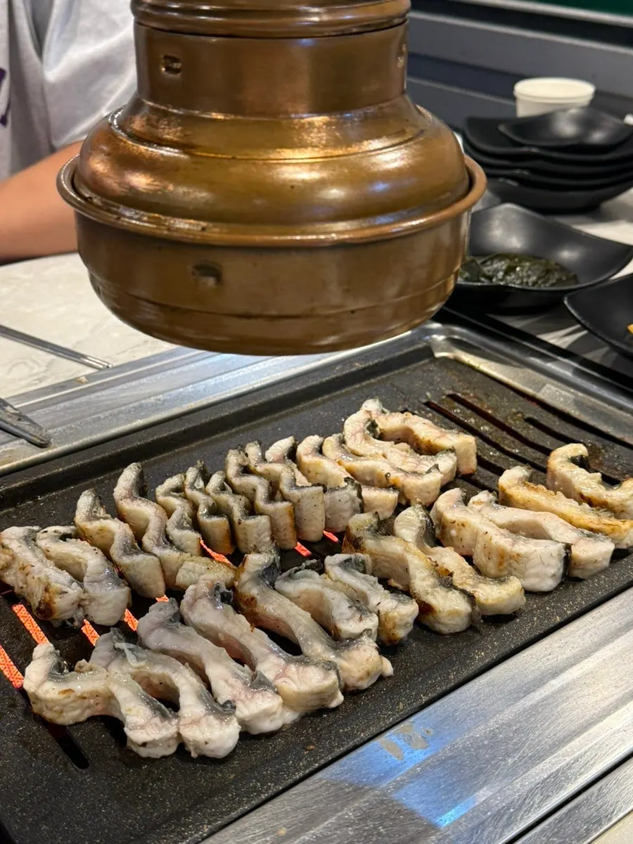 양면을 노릇하게 구운 장어