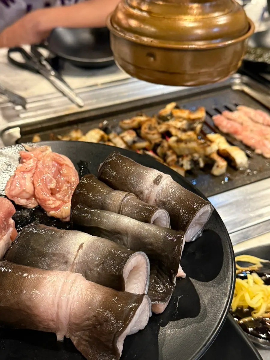 한 판 비운 뒤 리필해 온 장어 접시