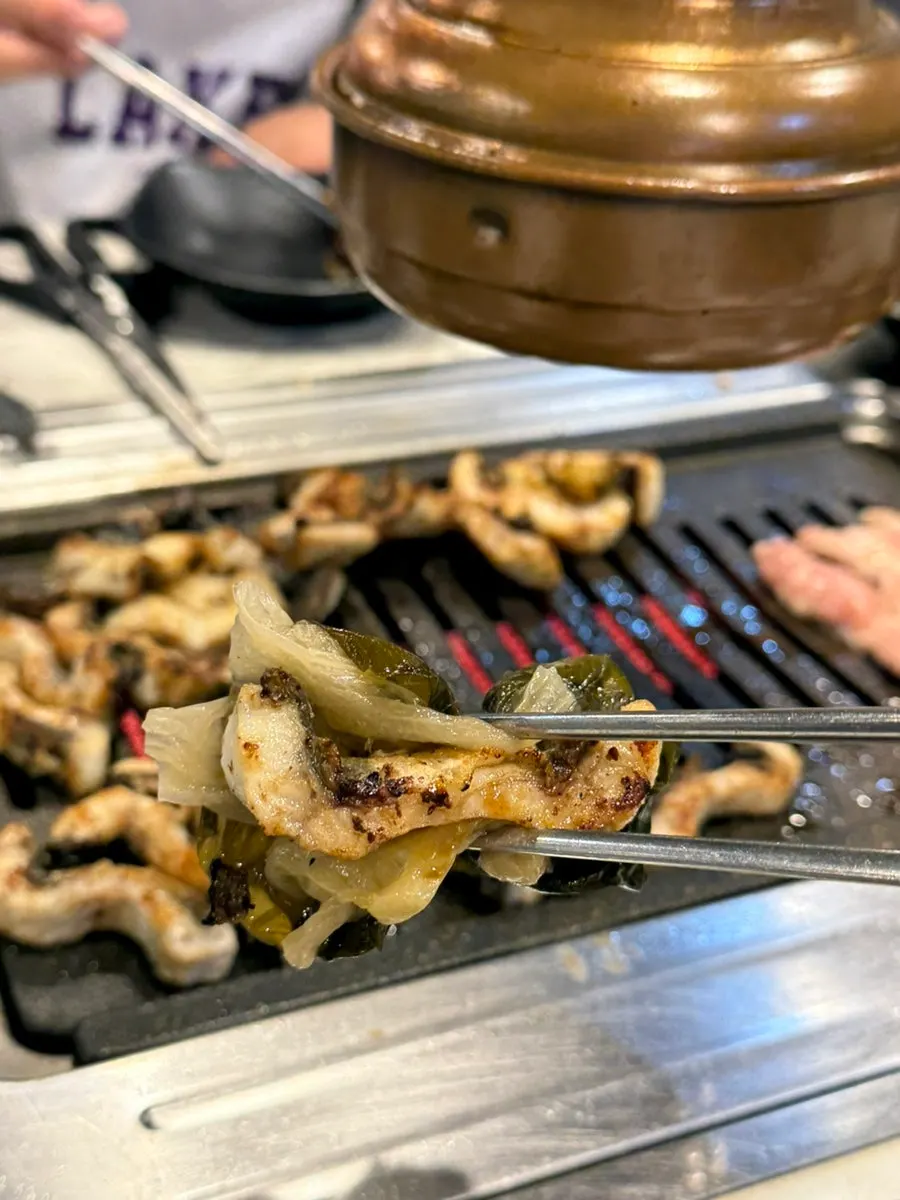 깻잎지와 씻은지에 싸 먹는 장어 한 점