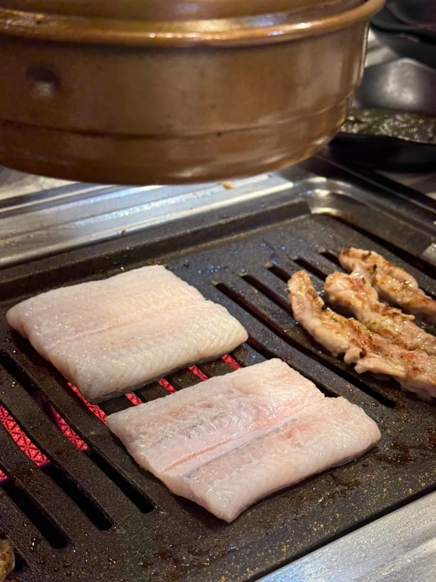 불판 가득 올린 리필 장어