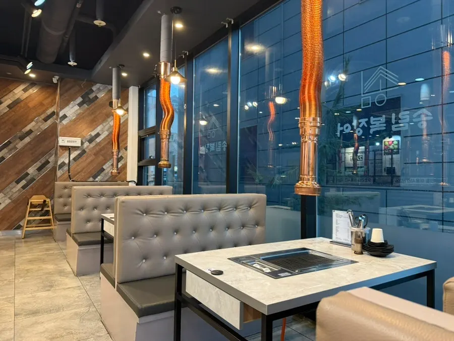 Spacious, clean interior of the Songrimbok Jangeo Daejeon Direct Store hall