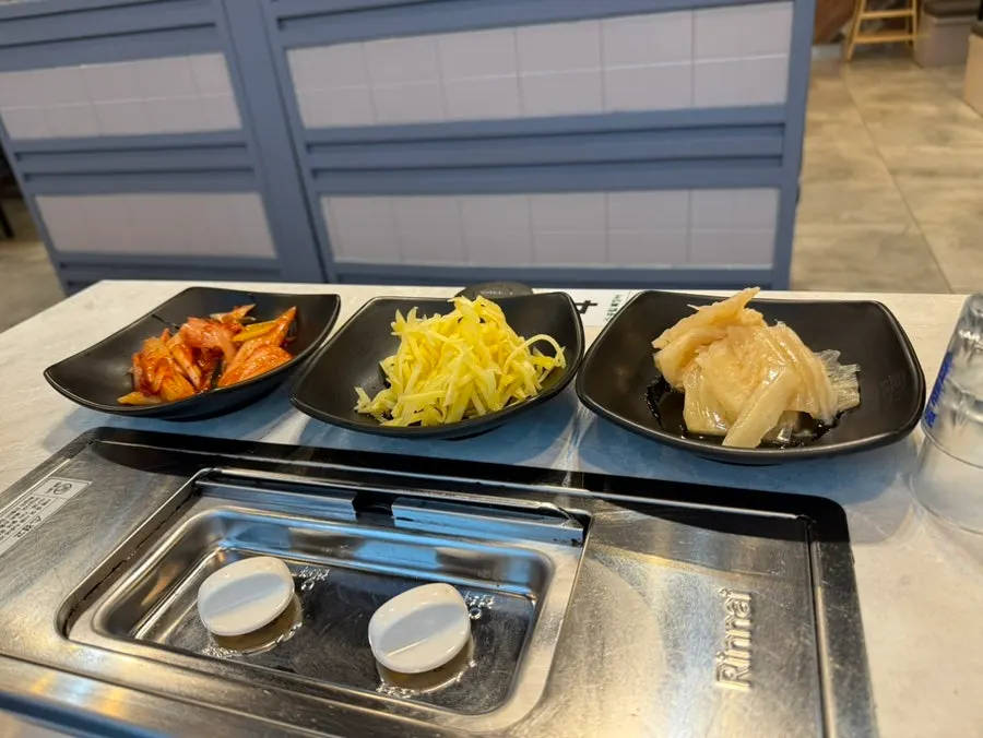 Menu board listing the 29,900 won per person unlimited refill set
