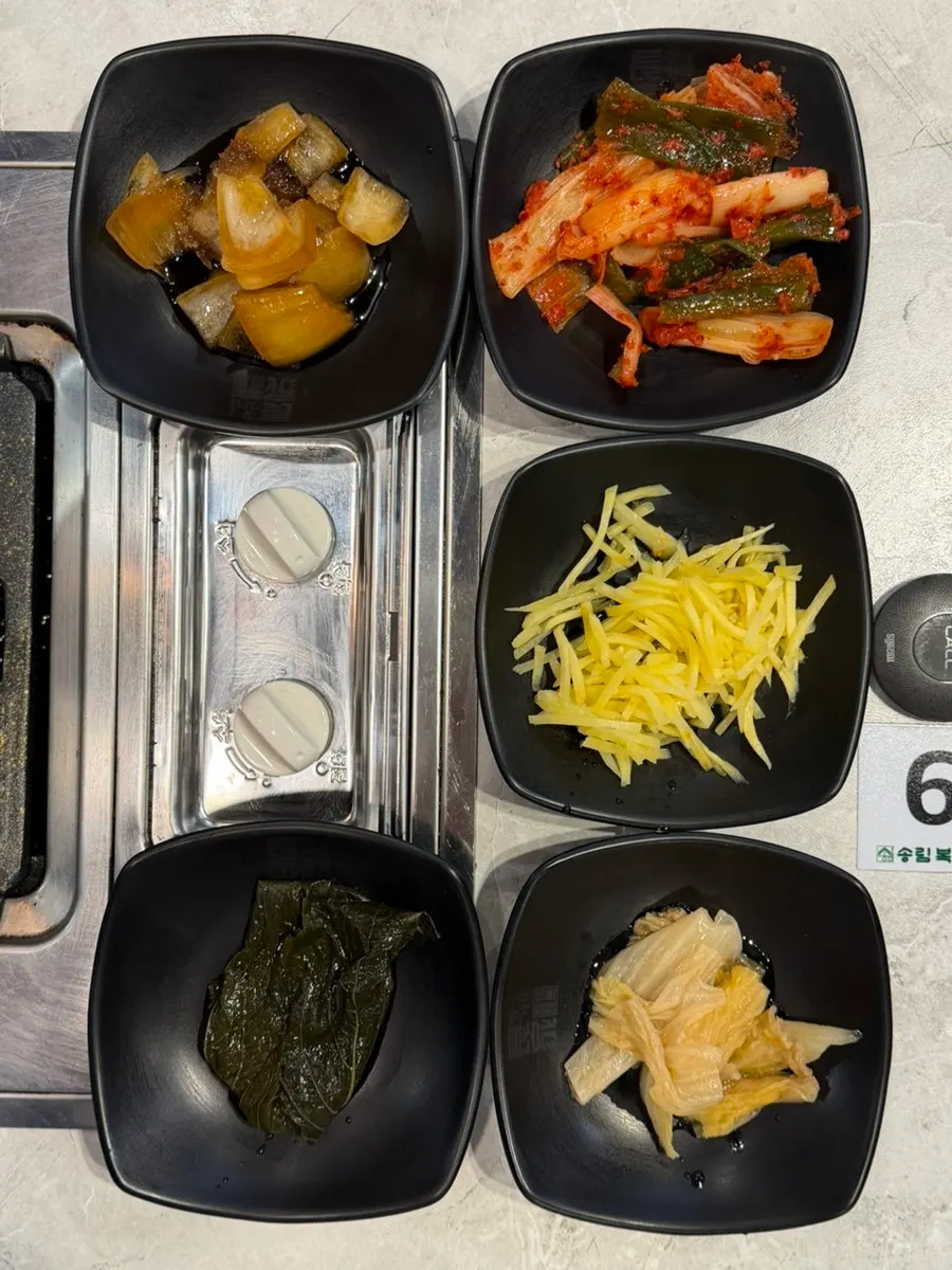 추가 반찬을 가져다 먹는 셀프바