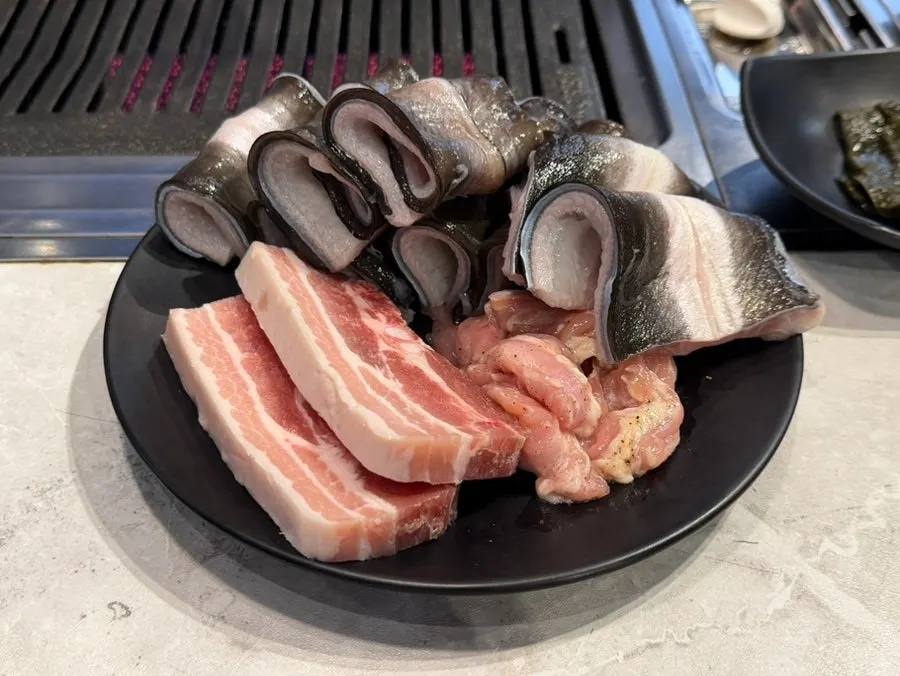 접시에 담긴 신선한 민물장어