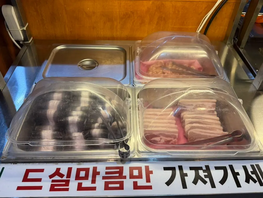함께 나온 삼겹살과 닭 목살 한 판