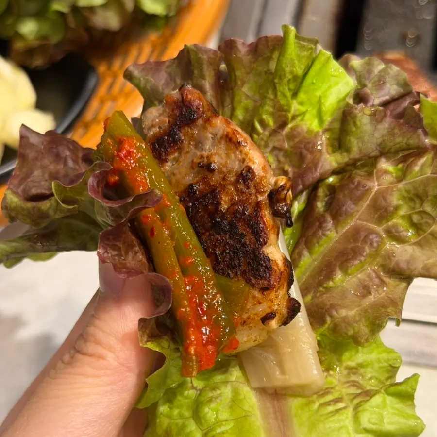 두툼한 생삼겹살 한 접시
