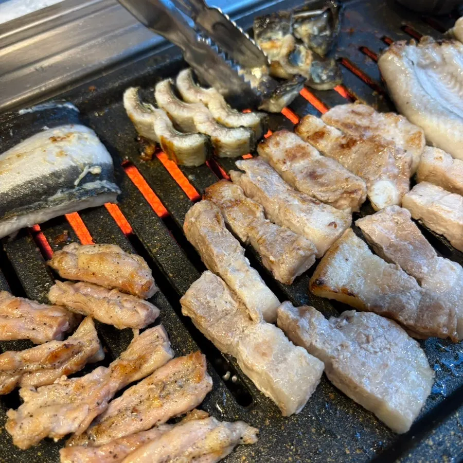 Eel cut into bite-sized pieces