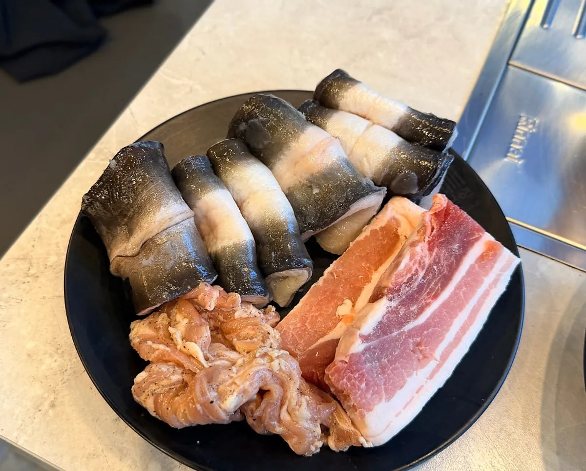 Table setting with eel and bokbunja
