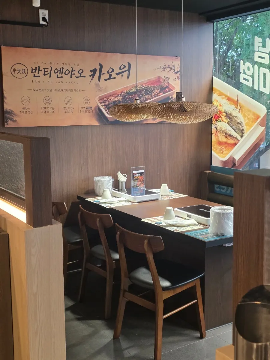 깔끔한 매장 내부 좌석