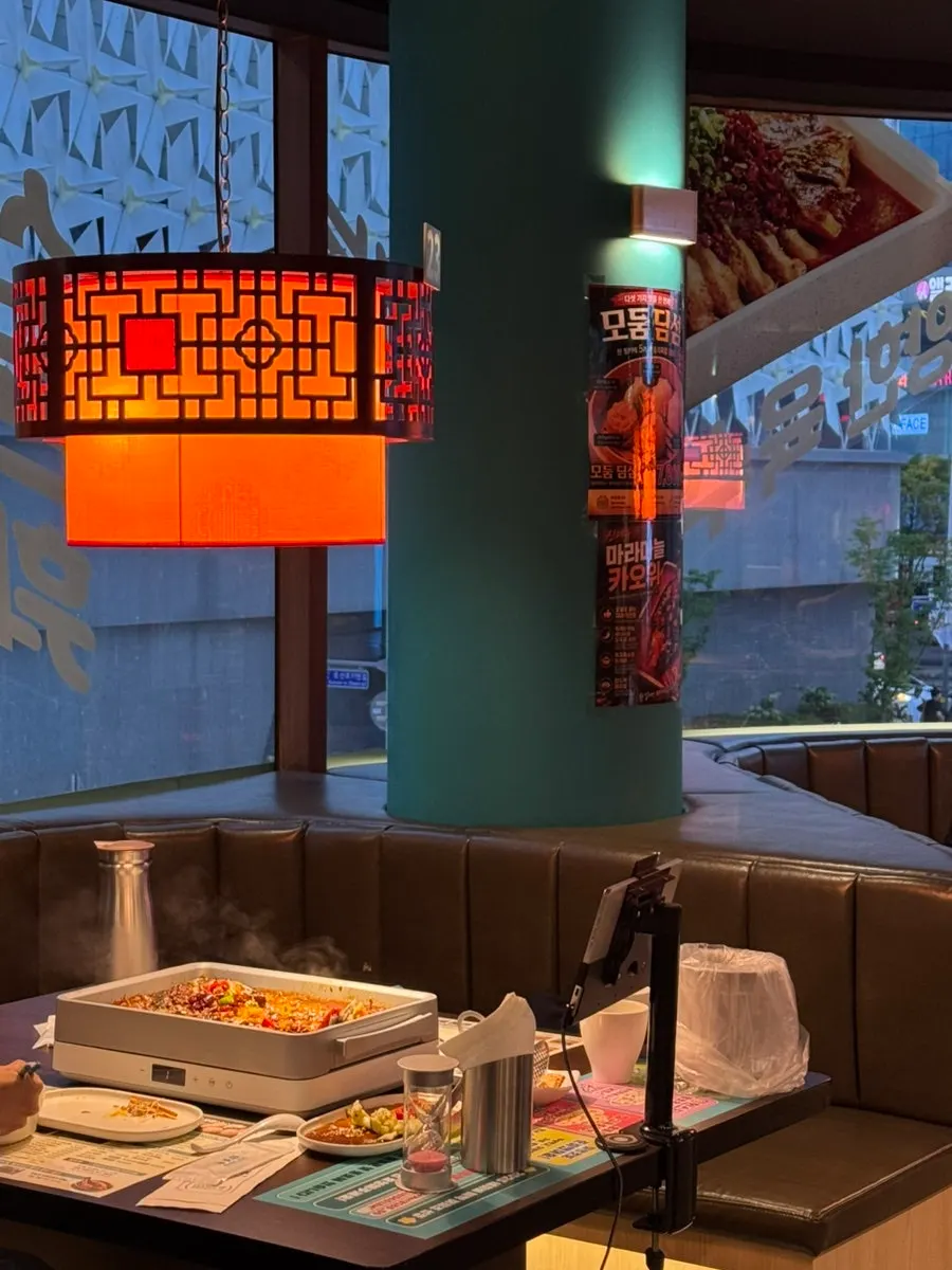 Interior atmosphere at the Dunsan-dong kaoyu restaurant