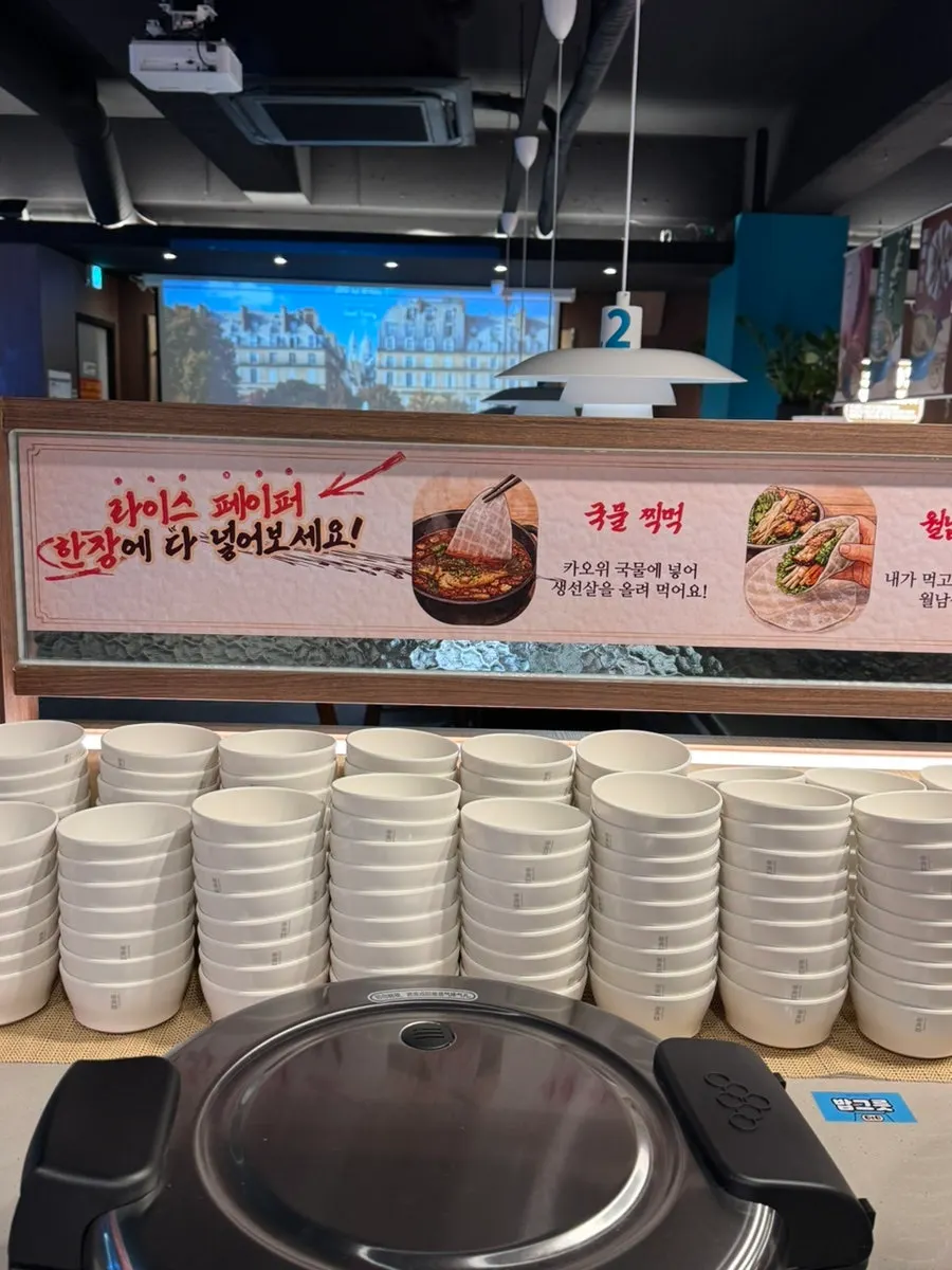 Unlimited self-service bar with rice paper