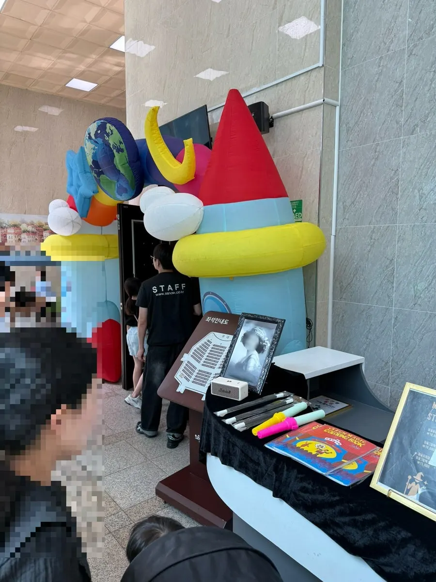 Balloon and prop decorations in the waiting area