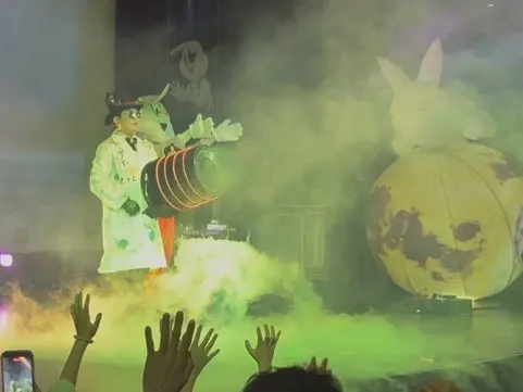 Artificial clouds filling the stage