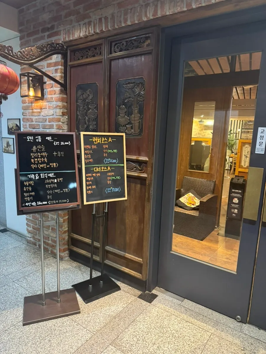 천장이 높게 트인 마천취 홀 좌석