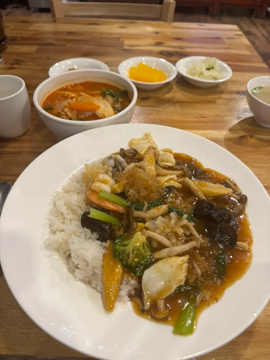 해산물이 가득 올라간 잡탕밥 클로즈업