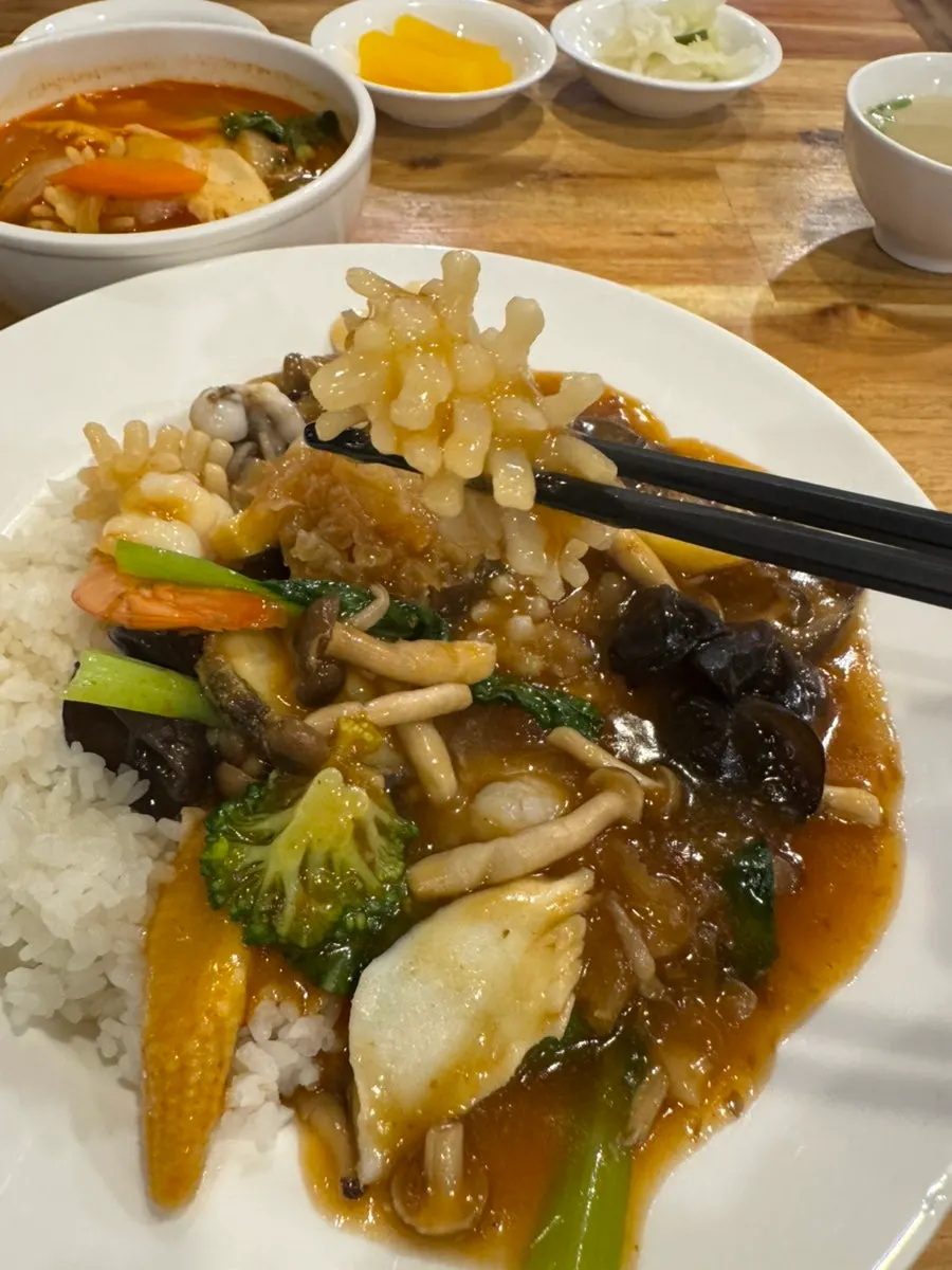 큼직한 재료가 보이는 잡탕밥 토핑
