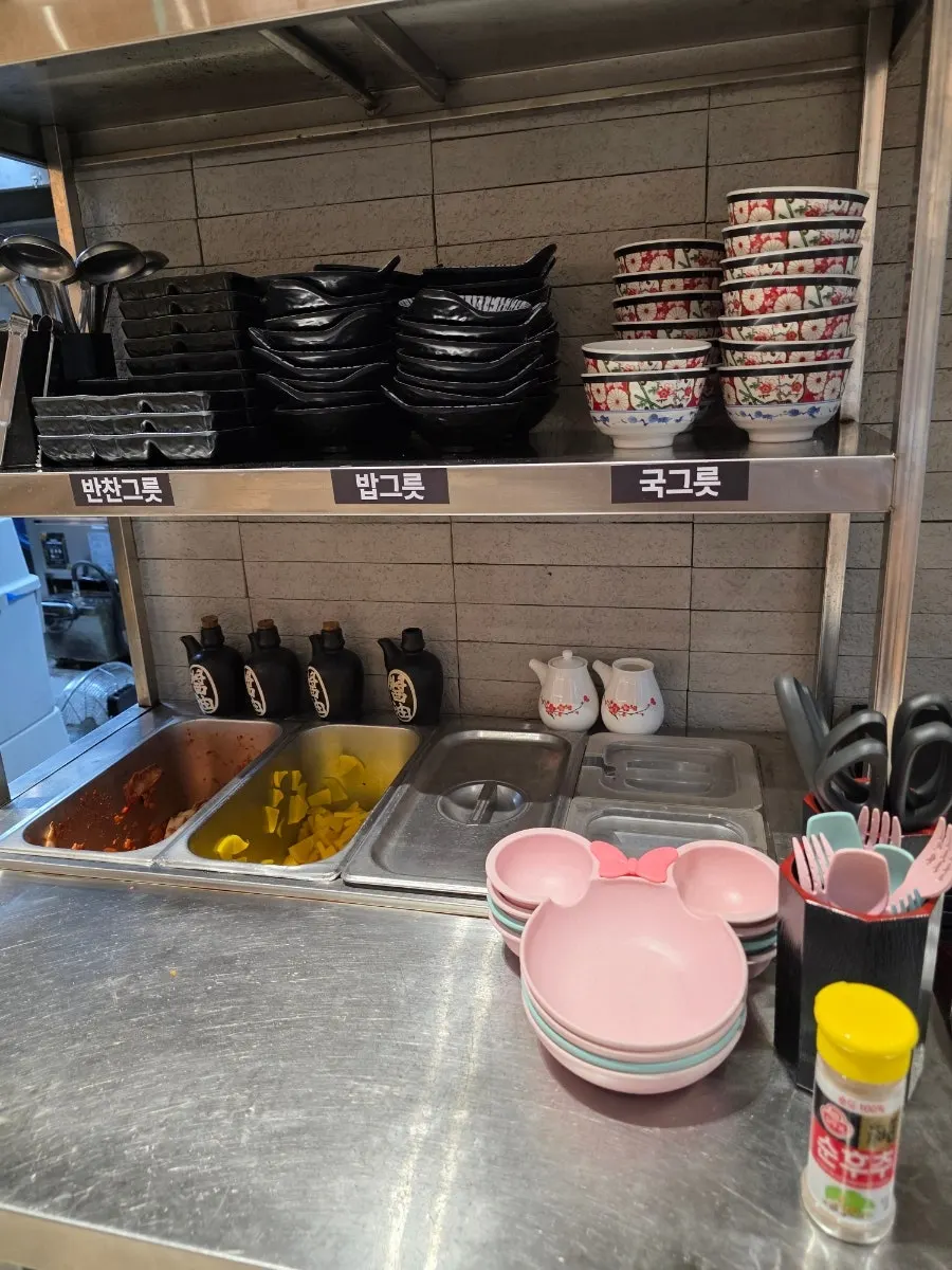 Photo of Gatjidong's relaxed dining atmosphere