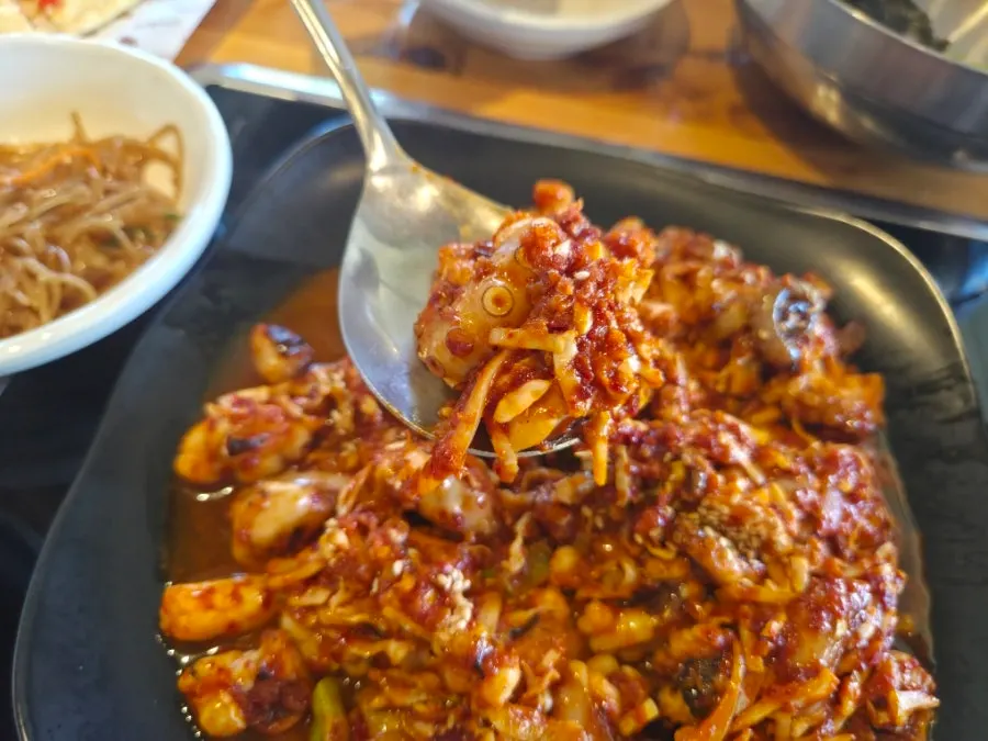 Fire-grilled octopus stir-fry mixed into rice