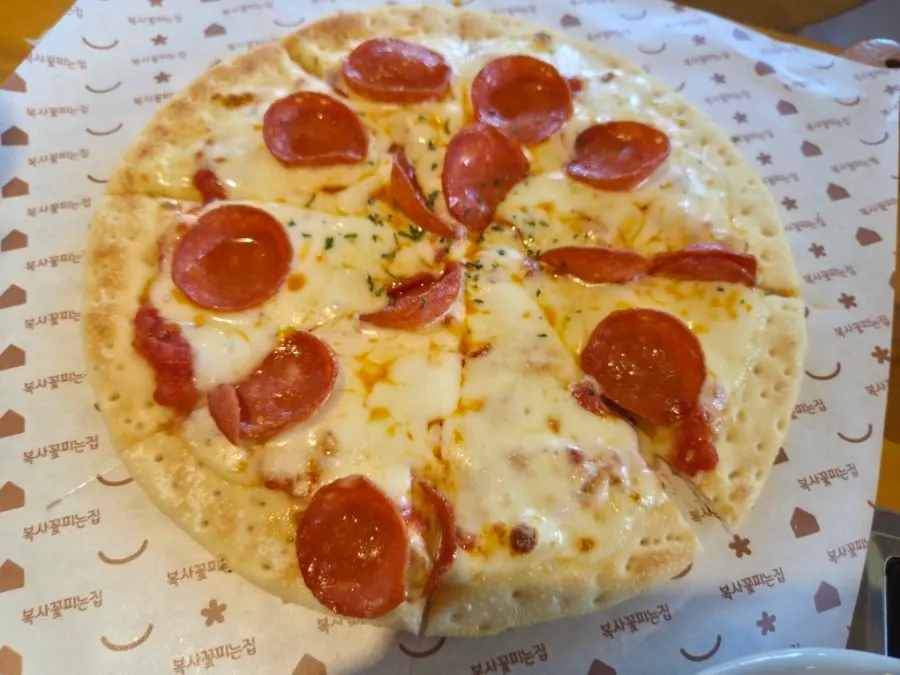 Cheese pizza included with the set