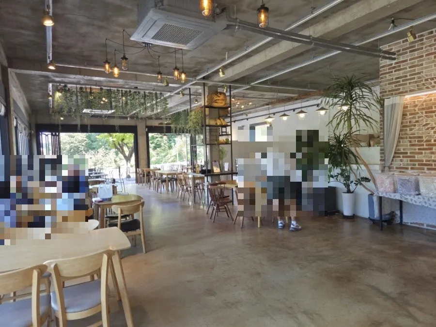 Terrace and café-style relaxation area