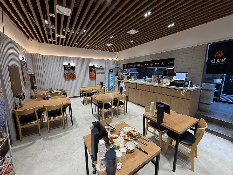 Seating inside Gatjidong Noeun Branch