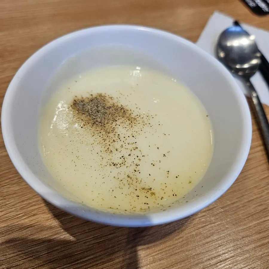 밥과 장국, 크림수프가 놓인 셀프바