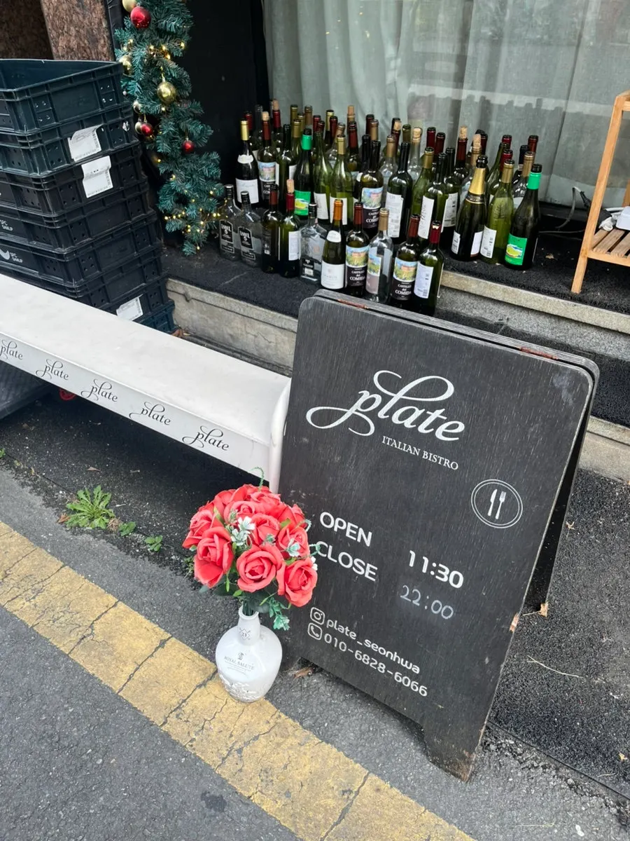 Plate's entrance tucked inside the alley