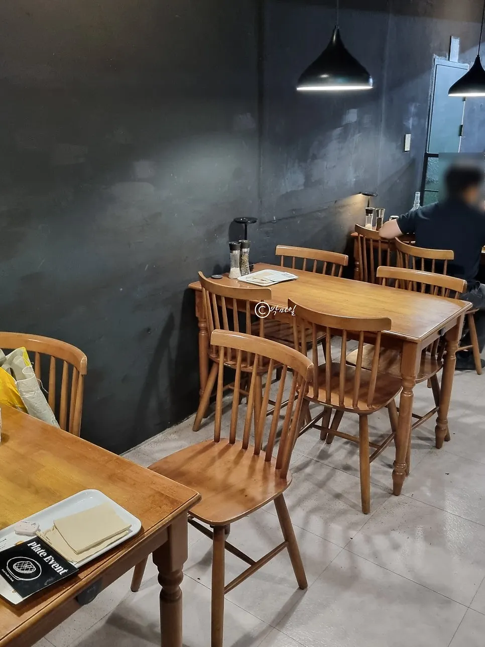 테이블 5개 규모의 플레이트 선화점 내부