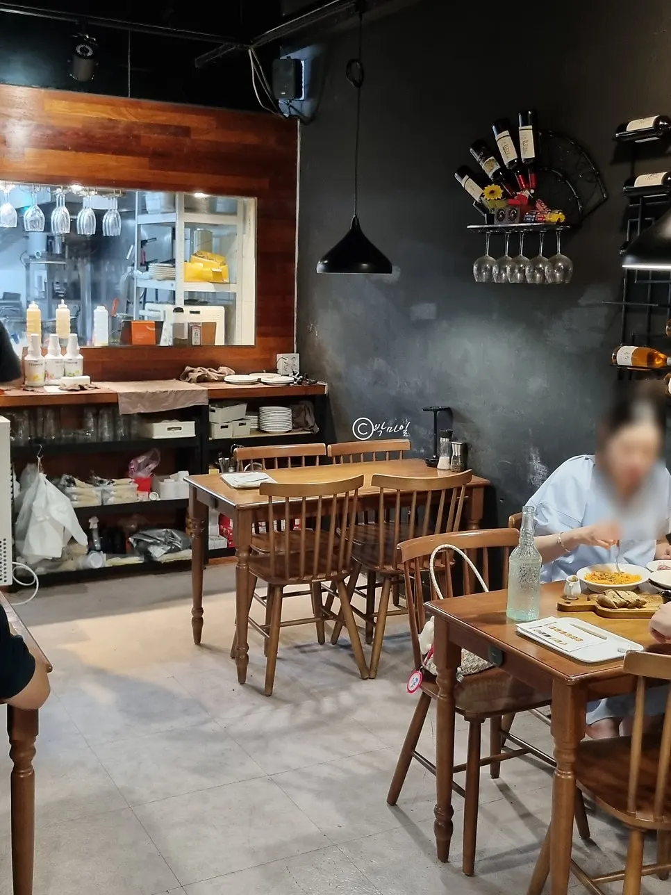 입구 앞에 진열된 와인 빈병