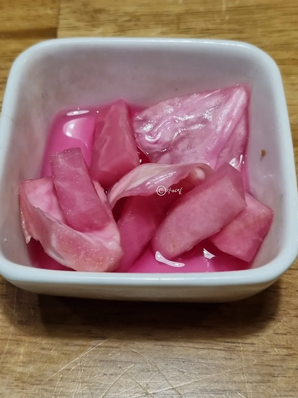 기본으로 나온 피클과 샐러드