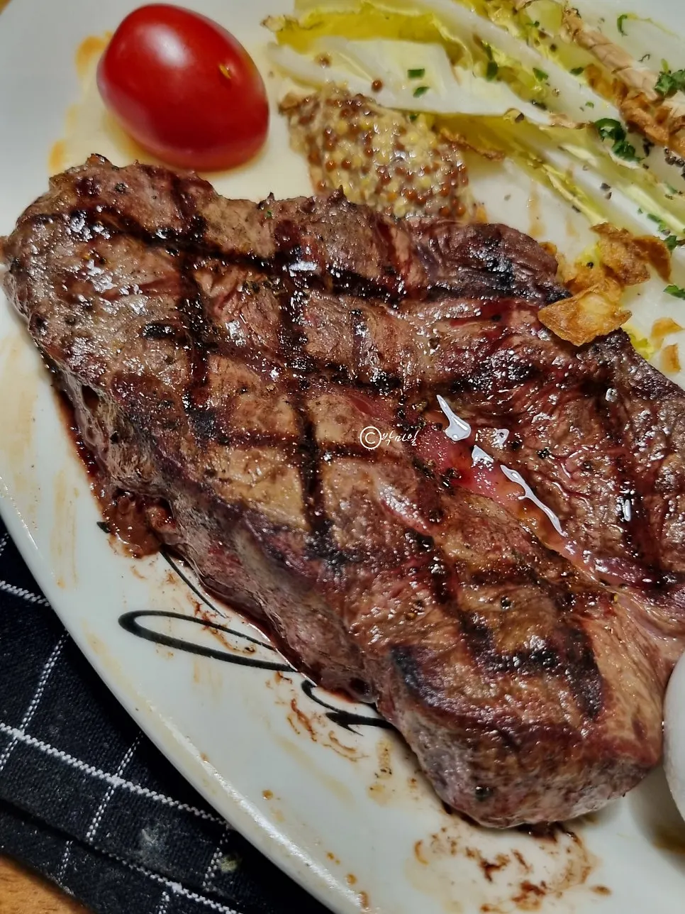 두툼하게 그릴링한 부채살 스테이크