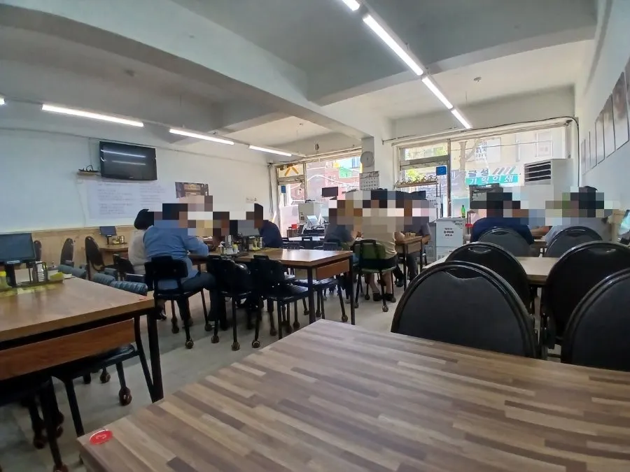 숯불구이국수와 숯불구이냉면이 적힌 메뉴판