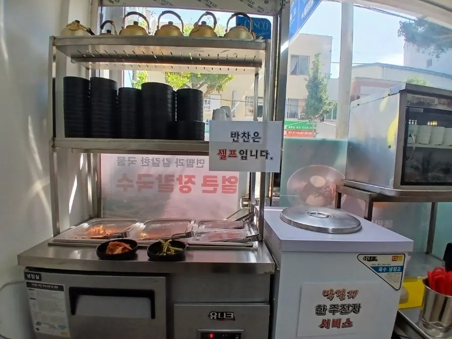 멸치국수 국물과 면 클로즈업