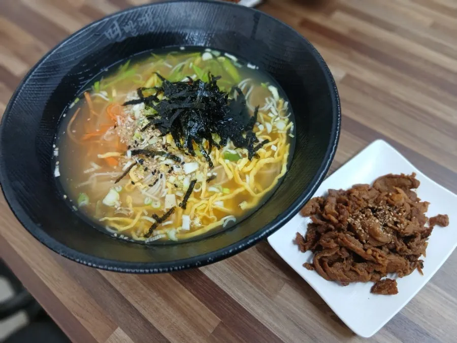 곱빼기로 주문한 국수 면을 건져 올린 모습