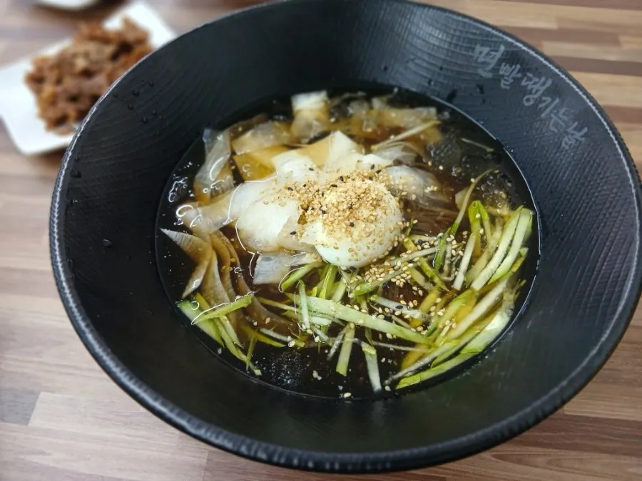 냉면과 함께 나온 숯불구이 고기