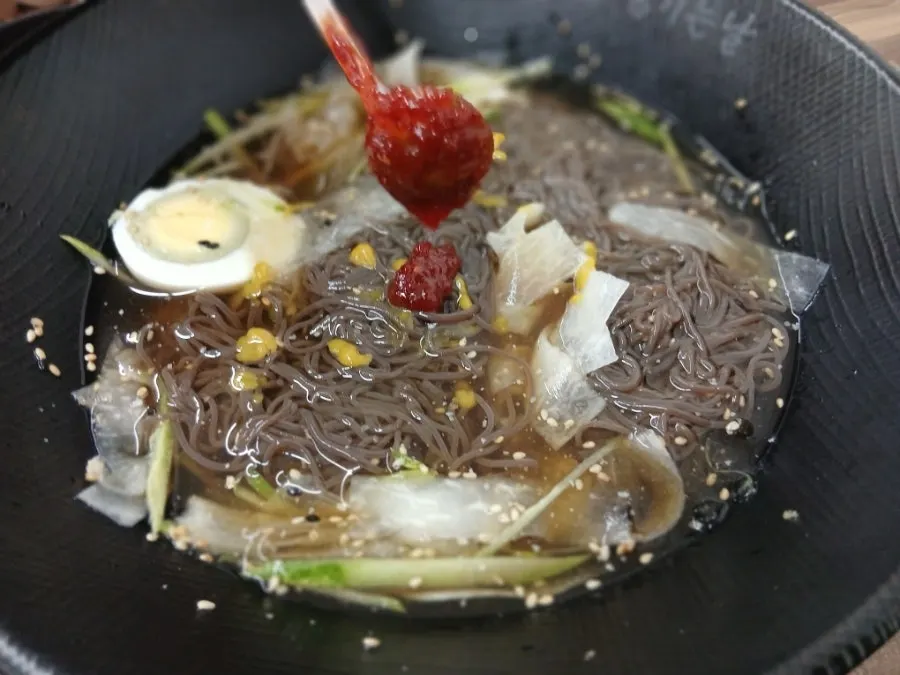 국수와 냉면을 나란히 놓은 2인 상차림