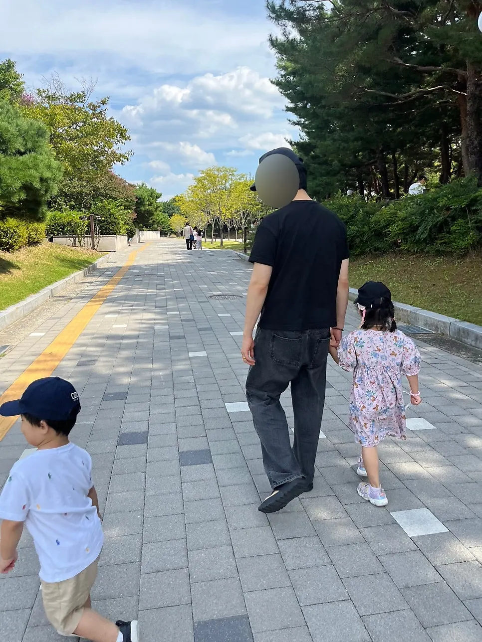 과학 마술공연을 보러 가는 아이들