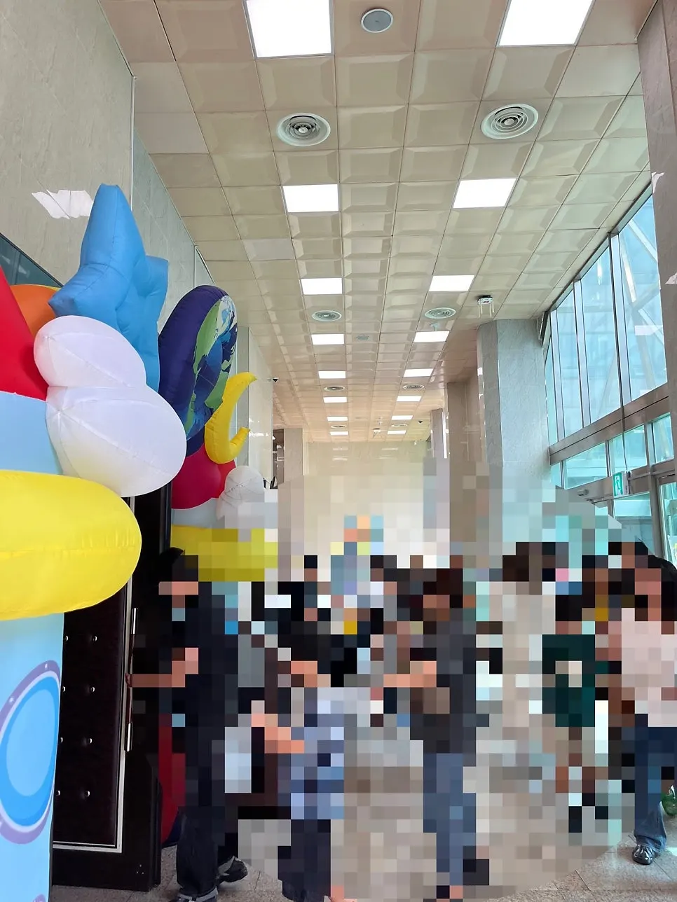 티켓부스에 전시된 마술 굿즈와 액자