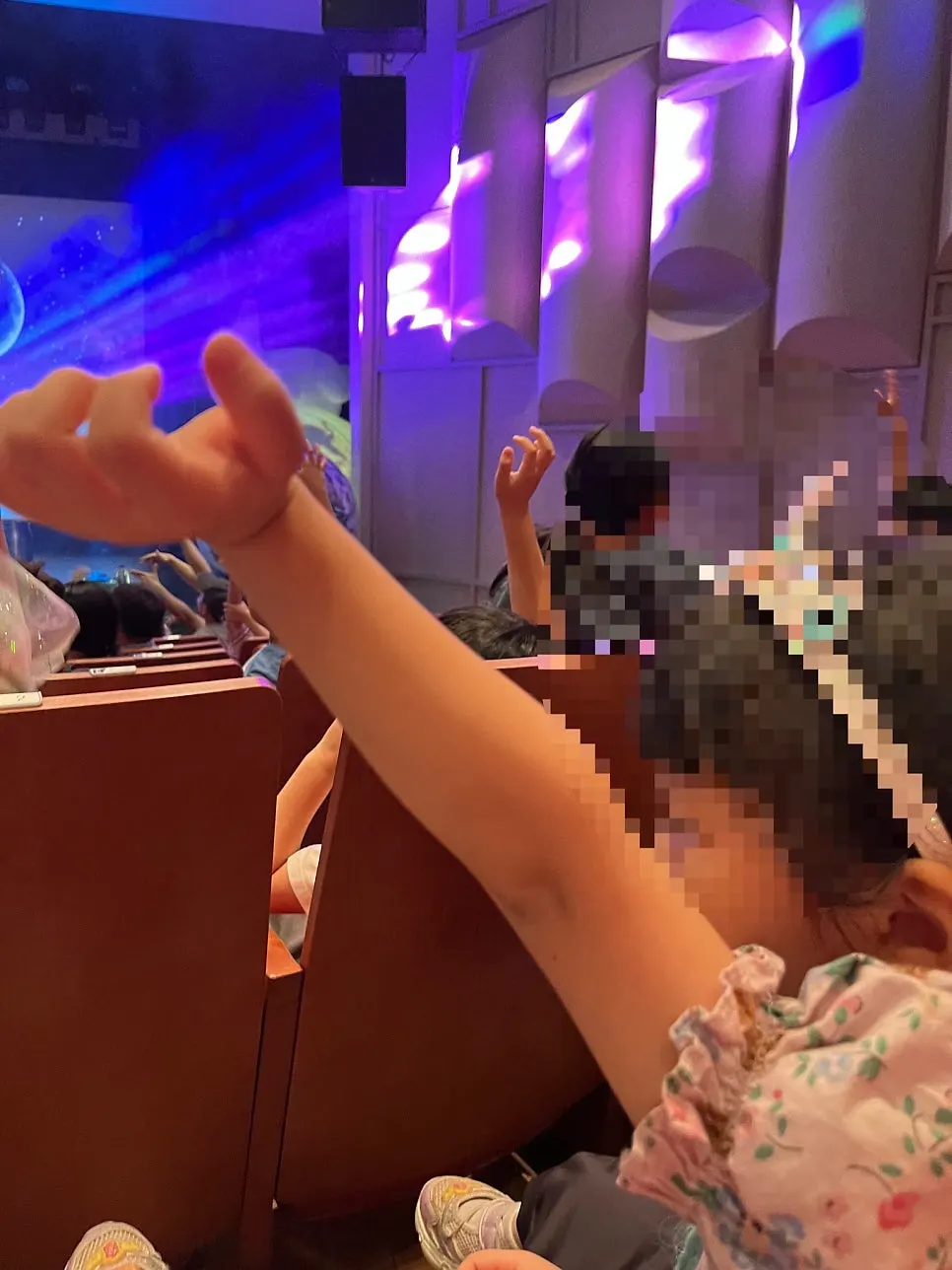 관객 참여로 진행되는 과학 마술 장면